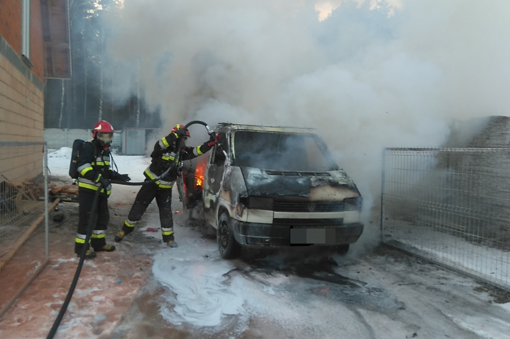 Smoszew. Chcieli się dogrzać i spalili auto - Zdjęcie główne