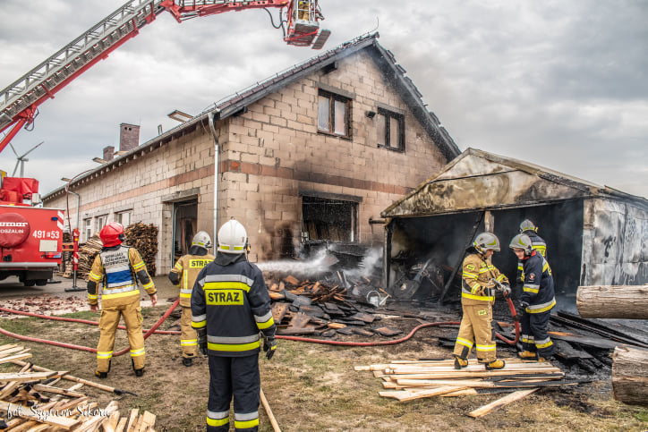 Pożar zakładu stolarskiego w Gałązkach