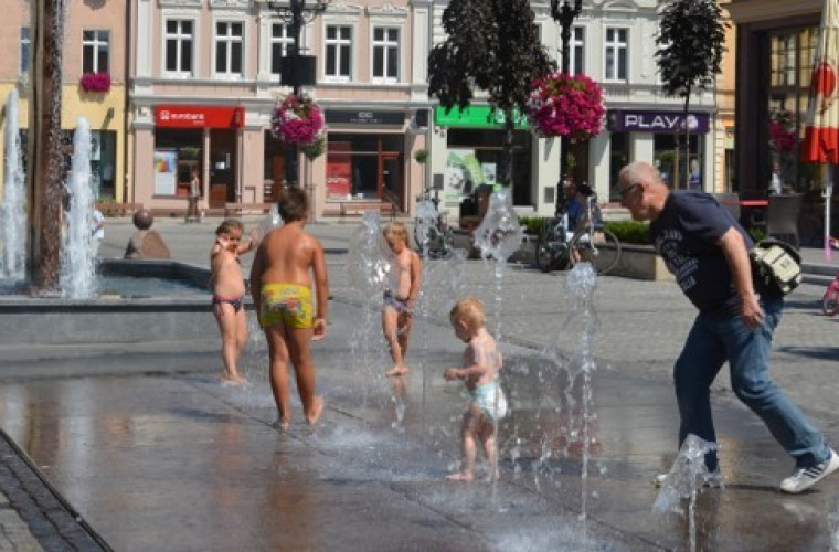 Krotoszyn. Mieszkańcy chłodzą się w fontannach [FILM] - Zdjęcie główne