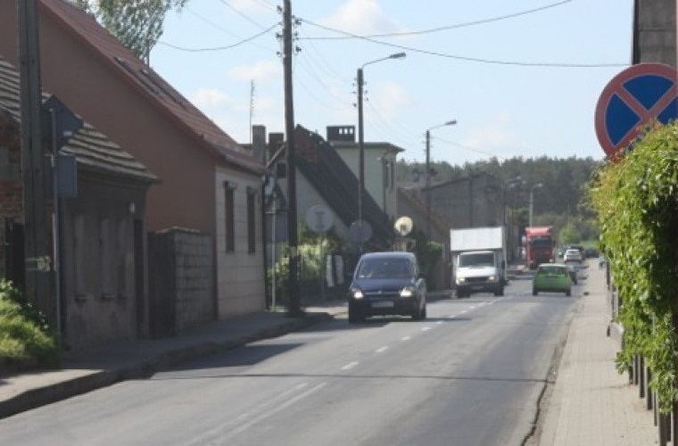 Auta dewastują budynki przy Wrocławskiej w Zdunach.  - Zdjęcie główne