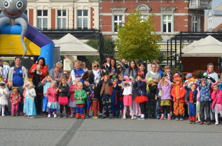 Krotoszyn. Przedszkolaki bawią się na Rynku [FOTO] - Zdjęcie główne
