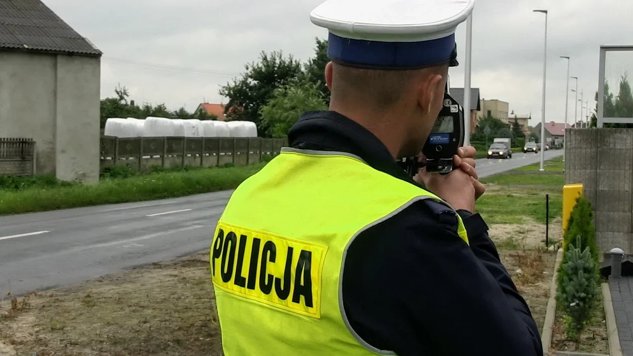 Koźmin Wlkp. 71-latek nie zatrzymał się do kontroli. Policjanci wystawili blokadę - Zdjęcie główne