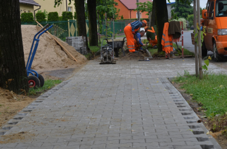 Kobylin. Remontują najgorszy chodnik w mieście - Zdjęcie główne