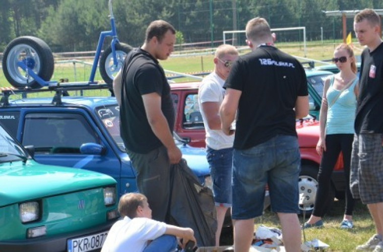 Zlot miłośników Fiata 126p w Zdunach [ZDJĘCIA] - Zdjęcie główne