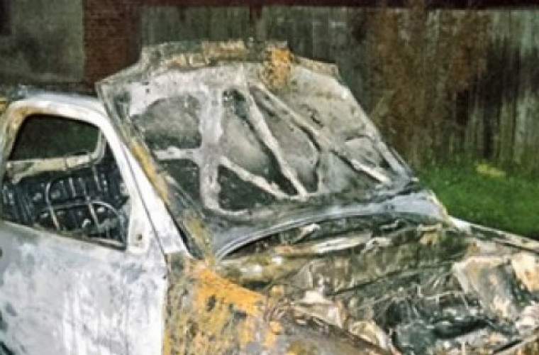 Samochód doszczętnie spłonął na podwórzu - Zdjęcie główne