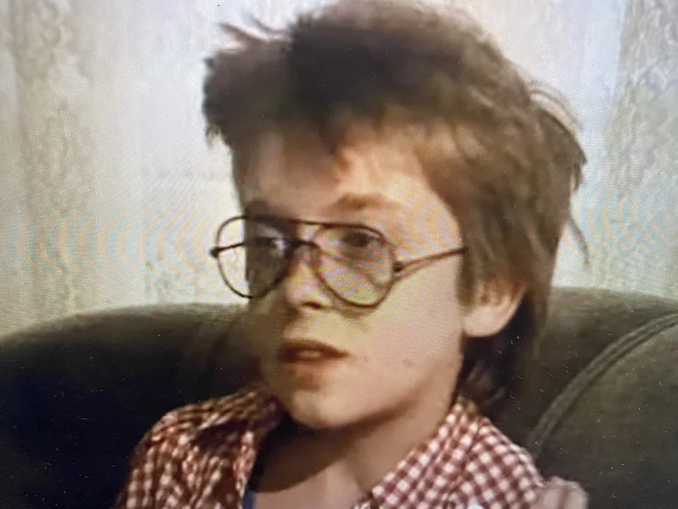 "Siedem życzeń", serial dla młodzieży, w którym pojawił się popularny zespół rockowy Wanda i Banda. Specjalnie na potrzeby serialu nagrał on 9 piosenek, w tym tytułową, która stała się jednym z największych hitów grupy. Serial opowiada o trzynastoletnim chłopcu o imieniu Darek, który pewnego dnia ratuje czarnego kota przed podwórkowymi chuliganami na swoim osiedlu. W domu okazuje się, że nie jest to zwyczajne zwierzę, a mówiący kot o imieniu Rademenes. Wdzięczny za uratowanie życia, obiecuje on Darkowi spełnić jego siedem życzeń... 