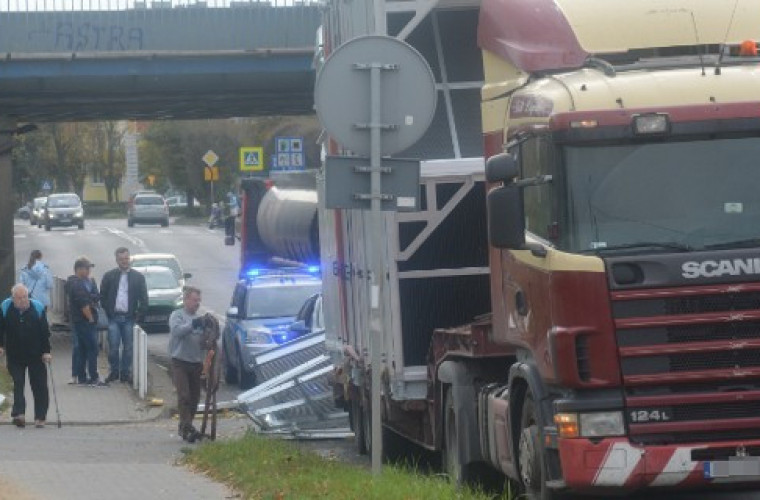 Krotoszyn. Utrudnienia na krajówce. Ciężarówka nie zmieściła się pod wiaduktem [FOTO] - Zdjęcie główne