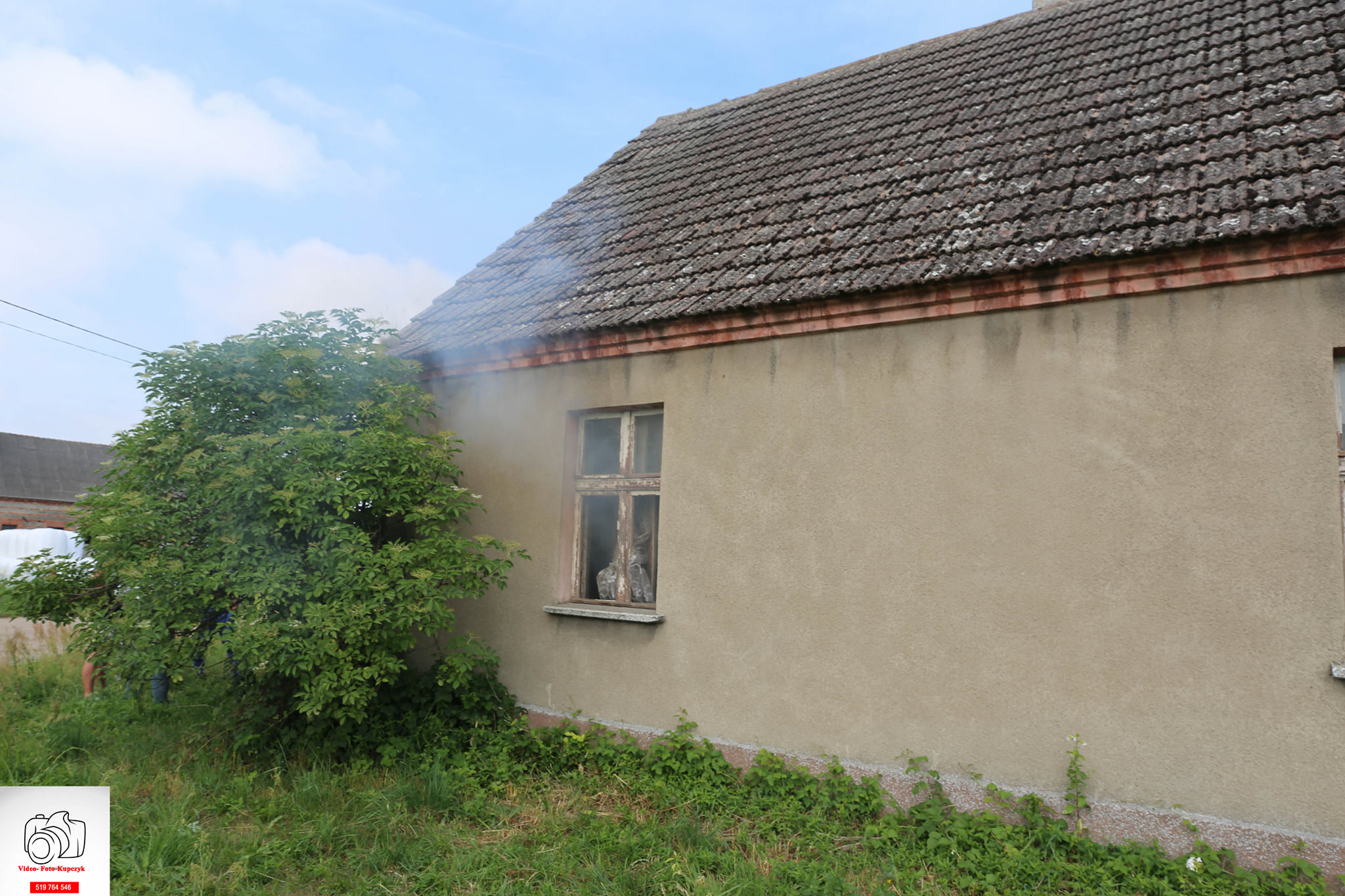 Pożar pustostanu i balotów słomy w Długołęce