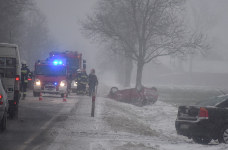 Pięć  wypadków w ciągu kilkudziesięciu minut. Uważajcie na drogach - Zdjęcie główne