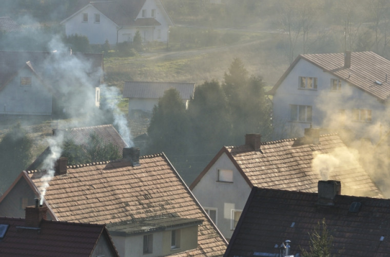 Strażnicy miejscy mogą sprawdzić, co spalasz w piecu. [ANKIETA] - Zdjęcie główne