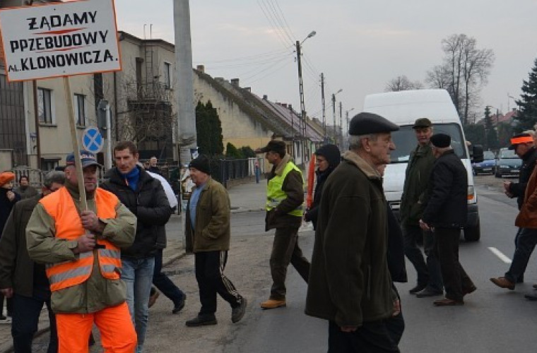 Mieszkańcy blokują drogę w Sulmierzycach [WIDEO] - Zdjęcie główne