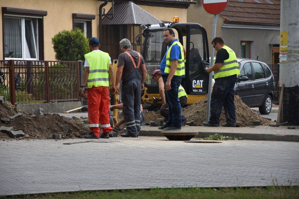 Przerwany gazociąg na Placu Szkolnym w Krotoszynie - Zdjęcie główne