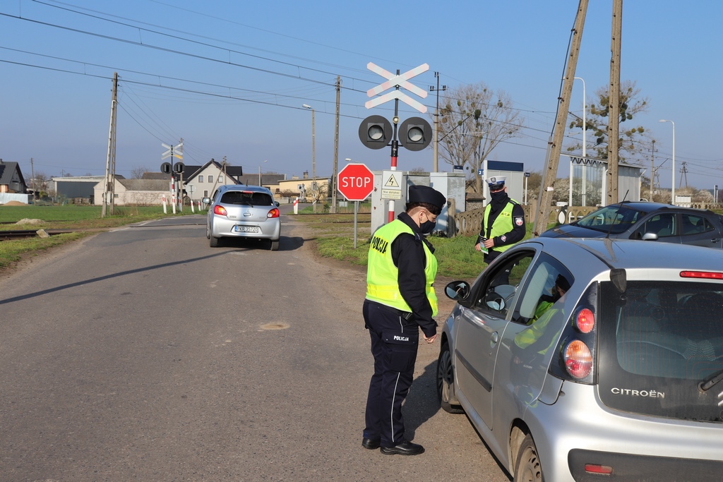 Krotoszyn. Policjanci zatrzymywali kierowców na przejazdach kolejowych [FOTO] - Zdjęcie główne