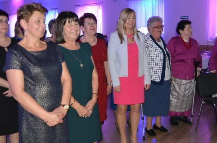 Karol Okrasa złożył życzenia paniom z KGW w Kobiernie [ZDJĘCIA] - Zdjęcie główne