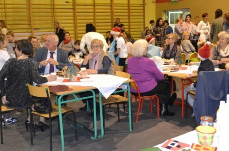 Bożonarodzeniowy kiermasz w Kobiernie - Zdjęcie główne