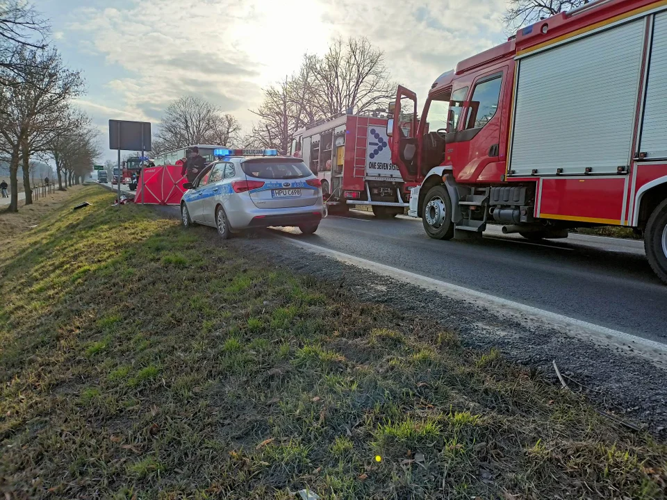 Krotoszyn - Zduny. Zderzenie samochodu osobowego z autobusem. Mężczyzna nie żyje - Zdjęcie główne