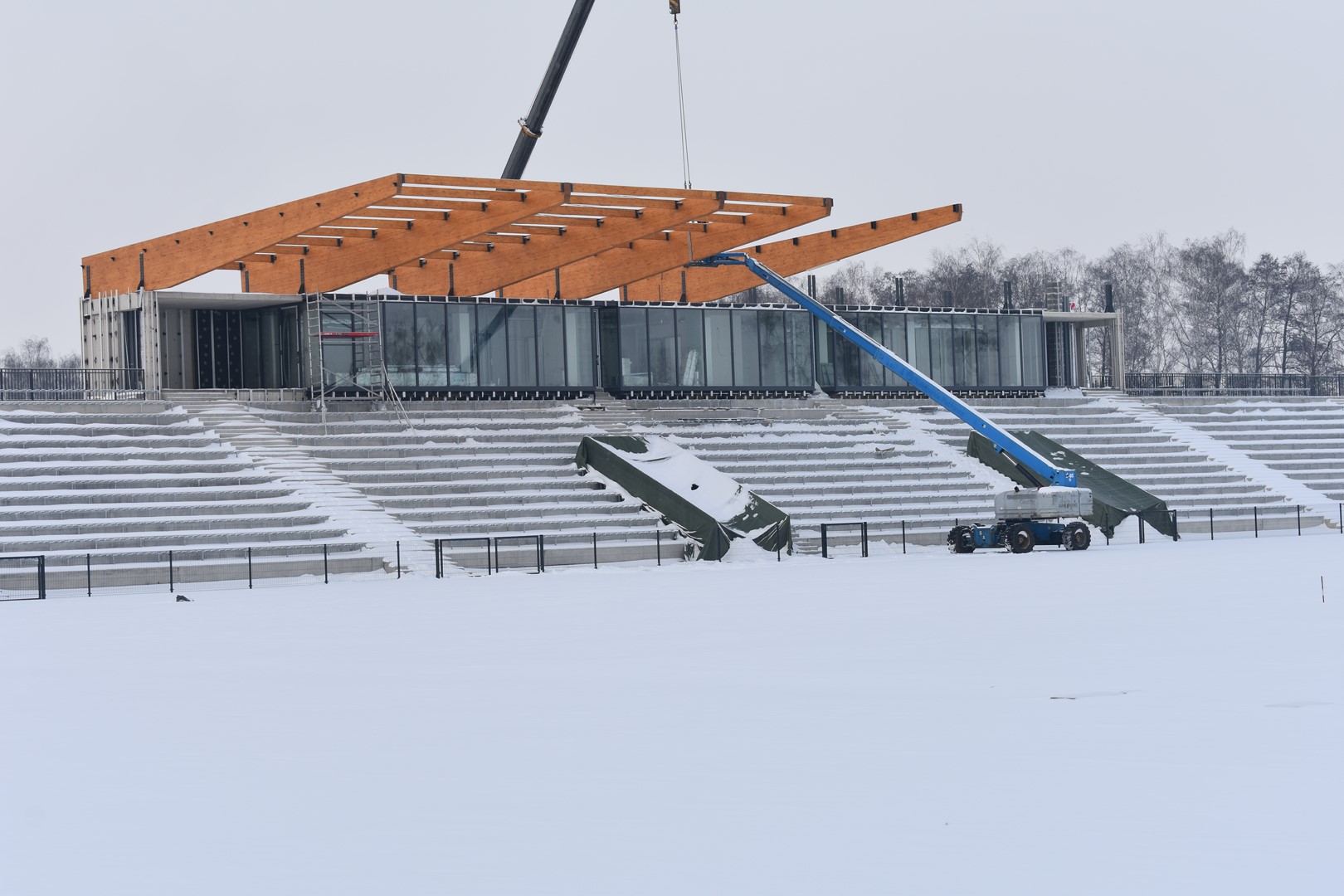 Krotoszyn. Montują zadaszenie nad trybuną stadionu [ZDJĘCIA] - Zdjęcie główne