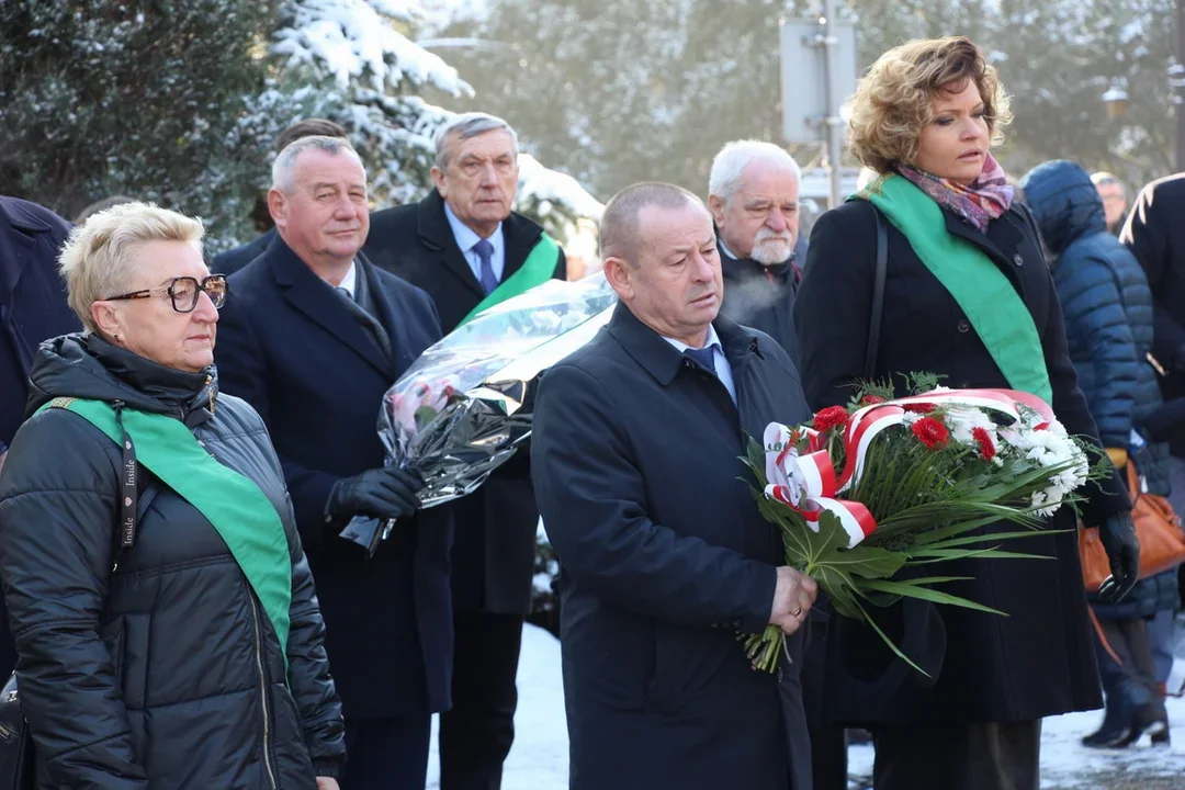 Zaduszki Mikołajczykowskie w Dobrzycy. Oddali hołd byłemu premierowi [ZDJĘCIA] - Zdjęcie główne