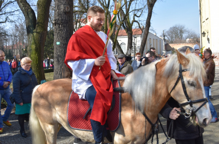 Krotoszyn. Ksiądz na koniu wjechał do kościoła [ZDJĘCIA I FILMY] - Zdjęcie główne