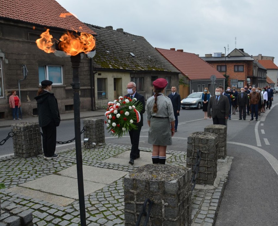 Złożenie kwiatów pod pomnikiem w Koźminie Wlkp. - Zdjęcie główne