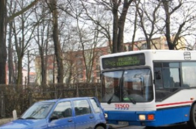 Krotoszyn: Autobus uderzył w osobówkę - Zdjęcie główne