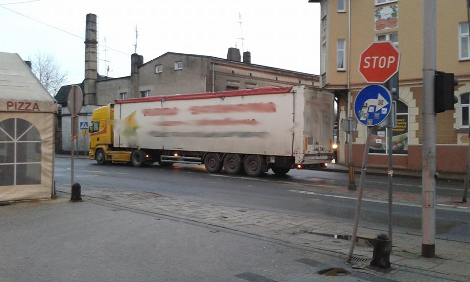 Krotoszyn. Ciężarówka zablokowała skrzyżowanie! [ZDJĘCIA] - Zdjęcie główne