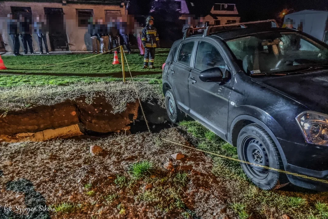 Auto zsunęło się do szamba