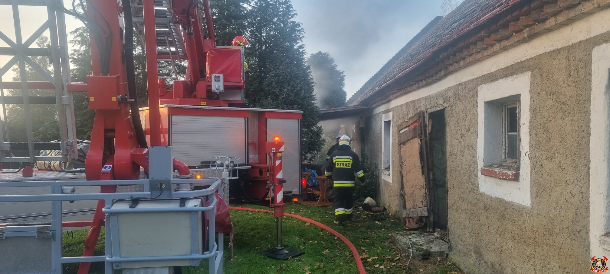 Kuklinów. Chcieli uratować bezdomnego z płonącego budynku [ZDJĘCIA] - Zdjęcie główne