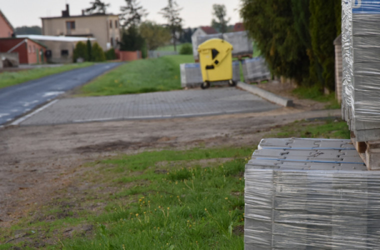 Kto położy kostkę przy cmentarzu w Zalesiu Wielkim? - Zdjęcie główne