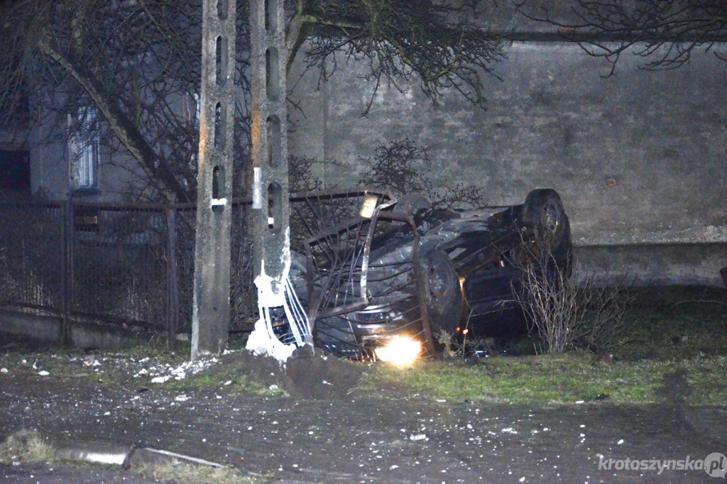 Krotoszyn. Wypadek na Parcelkach. Uderzyli w płot, dachowali i uciekli [ZDJĘCIA] - Zdjęcie główne