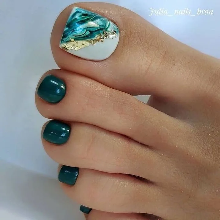 Pedicure lato 2022. Pomysły na paznokcie u stóp