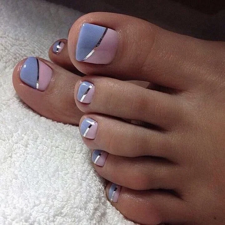 Pedicure lato 2022. Pomysły na paznokcie u stóp