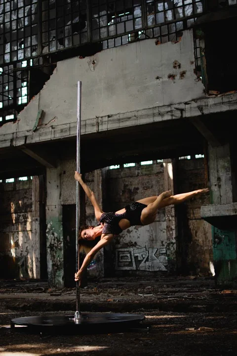 Figury pole dance w wykonaniu Justyny Pawlak, założycieli Karuzela Pole Dance Studio w Jarocinie