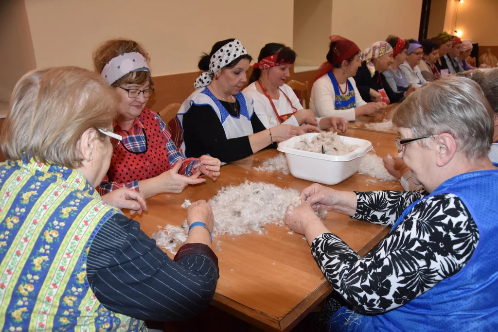 Pamiętacie jak darło się pierze? Gospodynie kultywują ten zwyczaj  - Zdjęcie główne