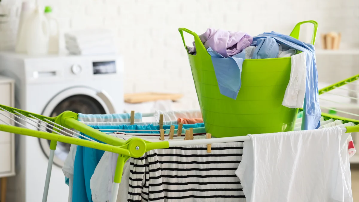 Chcesz szybko wysuszyć pranie w mieszkaniu? Wypróbuj trik z ręcznikiem - Zdjęcie główne