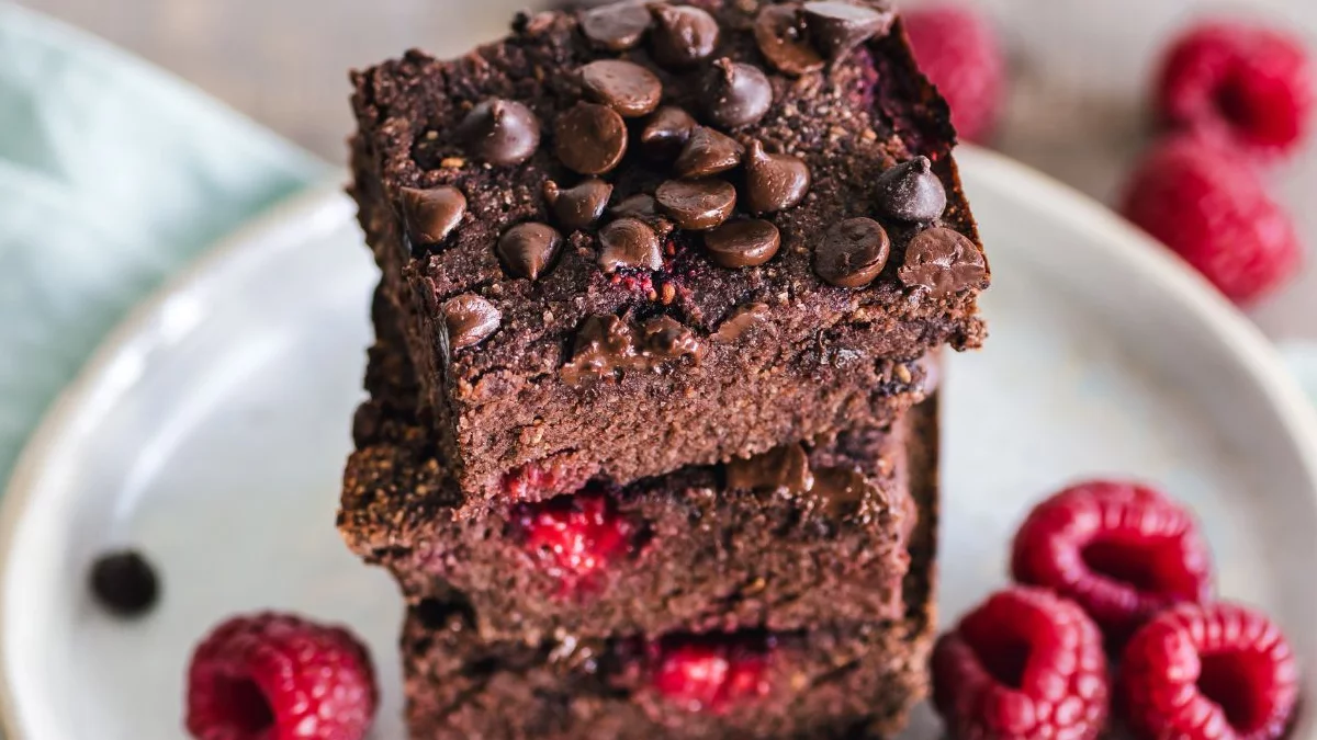 Klasyczne brownie. Prosty przepis na szybkie ciasto na sylwestra. Podaj z malinami i lodami! - Zdjęcie główne