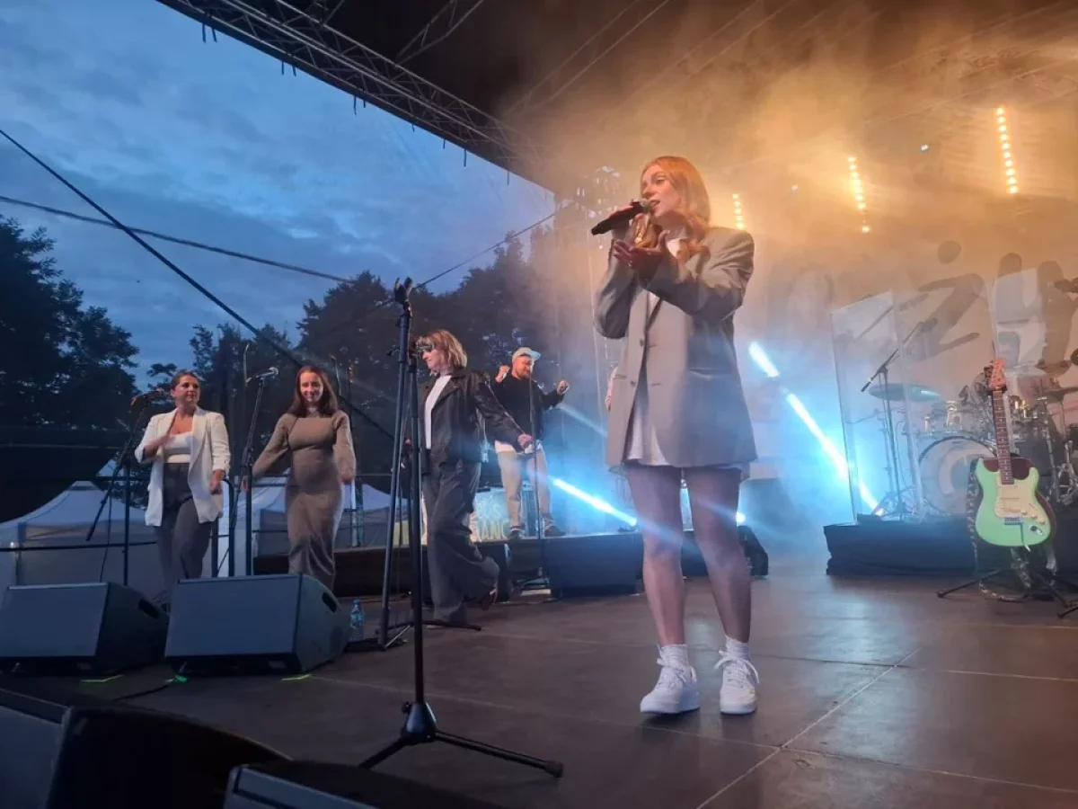 Tłumy na koncercie Sound'n'Grace w Wilkowyi. Klimatyczne, ale i dynamiczne utwory dla dożynkowych gości [ZDJĘCIA]