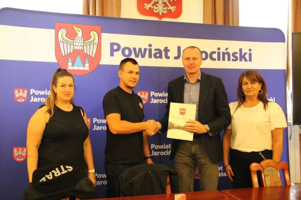 Kolejny nowy sprzęt dla druhów strażaków. Tym razem od starosty jarocińskiego