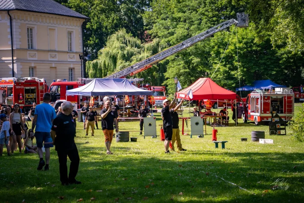 Strażackie święto w Dobrzycy. Nowoczesny sprzęt, piana party i zacięta rywalizacja młodzieży [ZDJĘCIA]