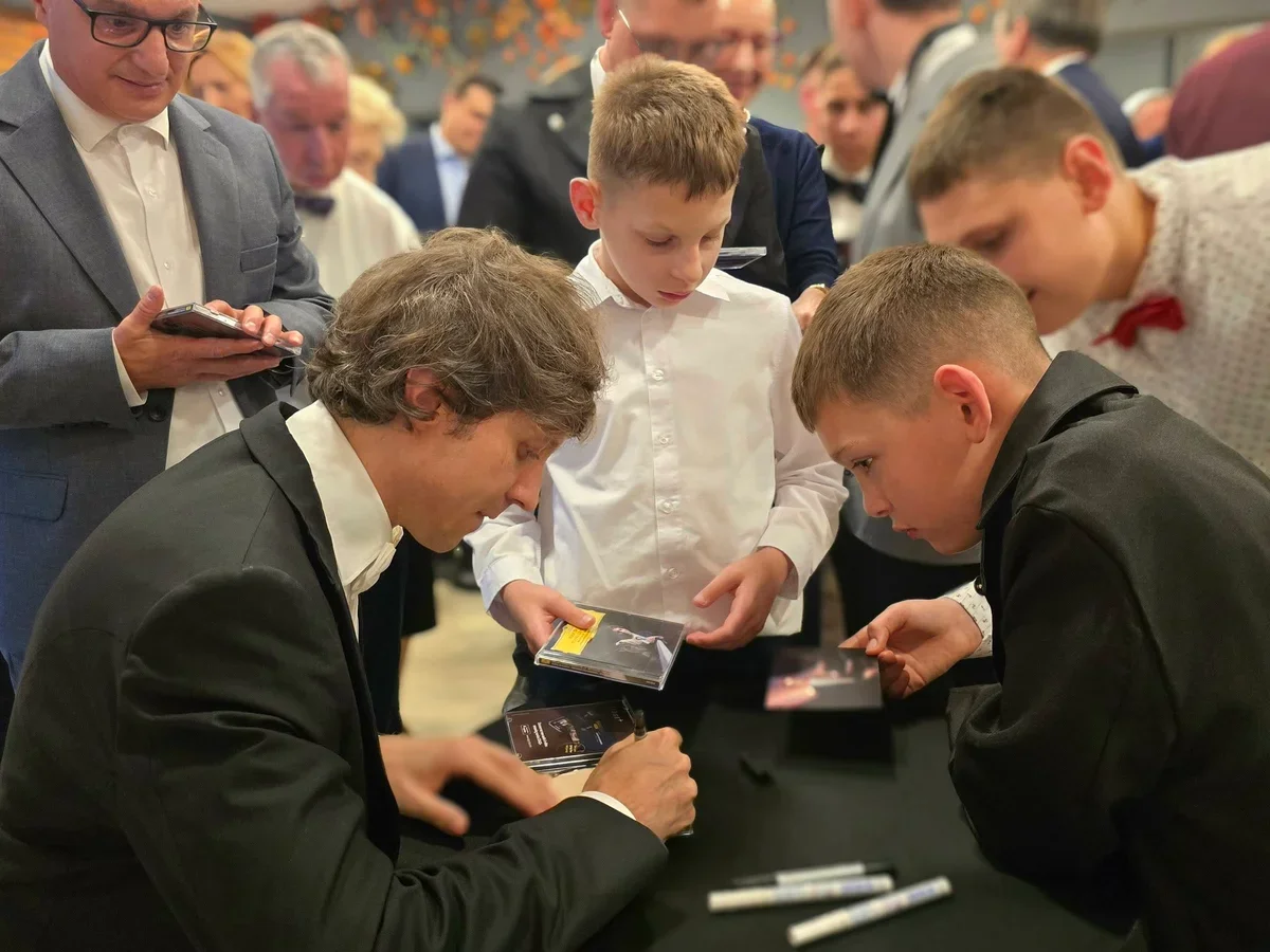 Światowej sławy pianista Rafał Blechacz odwiedził Dom Chłopaków [ZDJĘCIA]