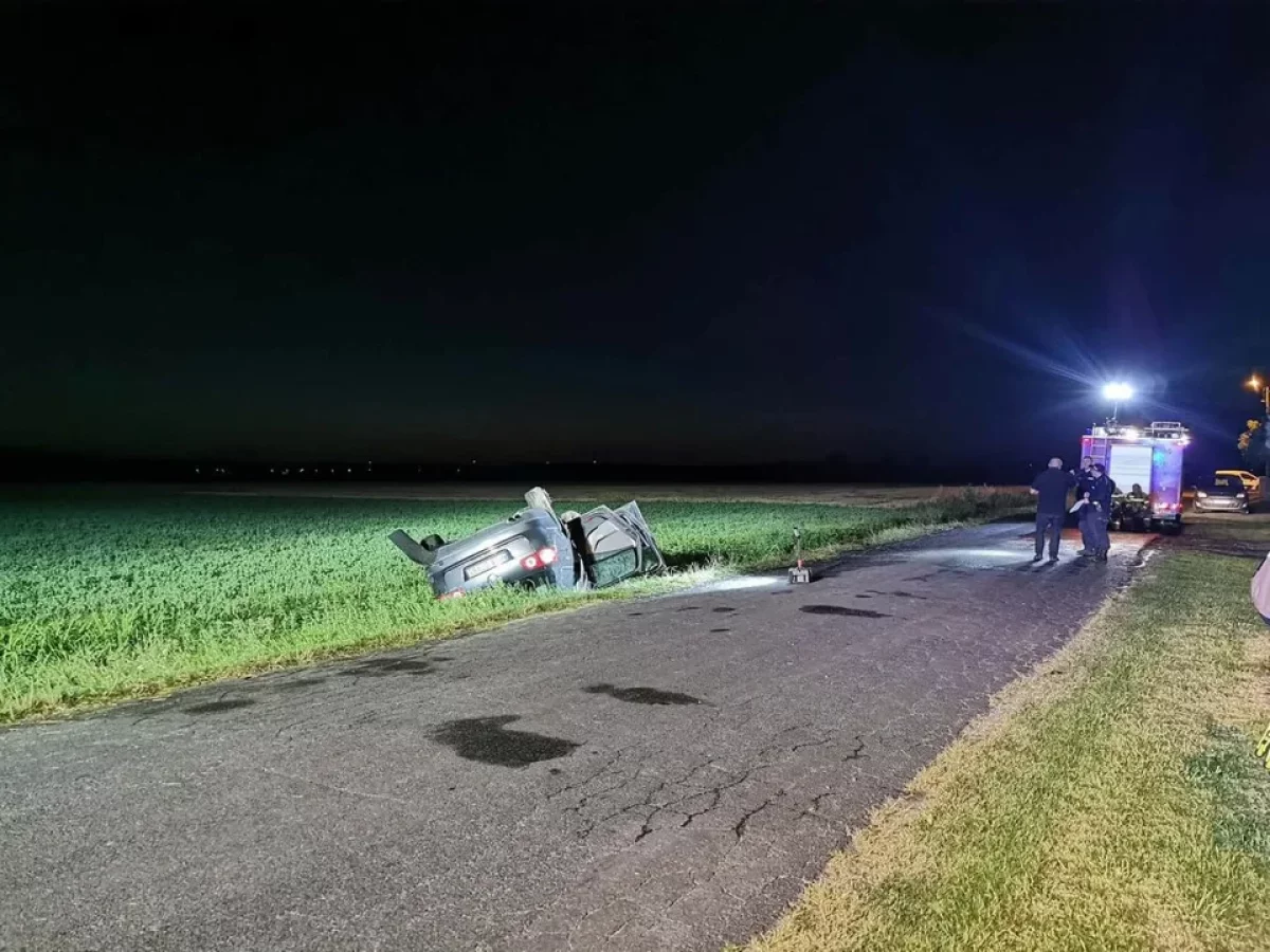 Spieszył się do żony do szpitala. Dachował. Zostawił auto, ruszył dalej