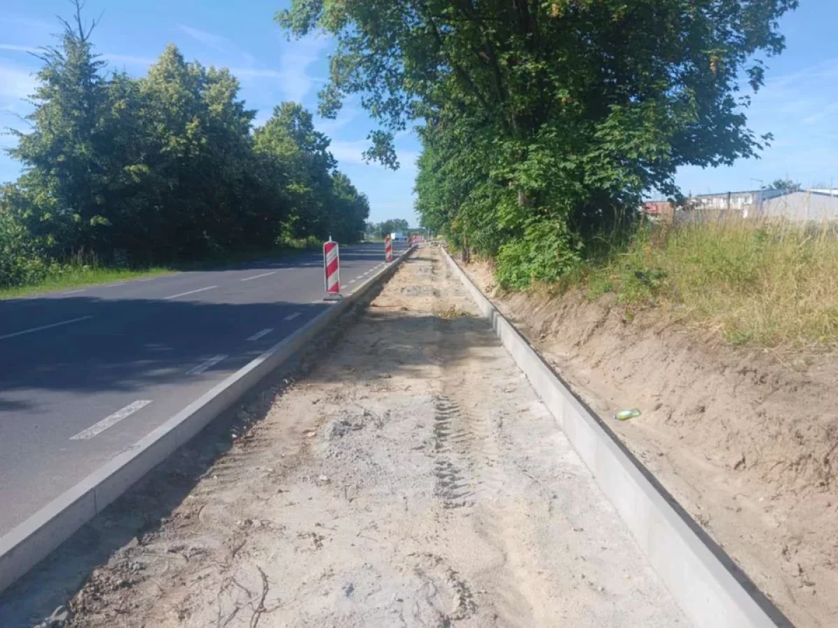 Kolejna, nowa ścieżka rowerowa powstaje w naszej okolicy. Gdzie będzie można nią dojechać? [ZDJĘCIA]