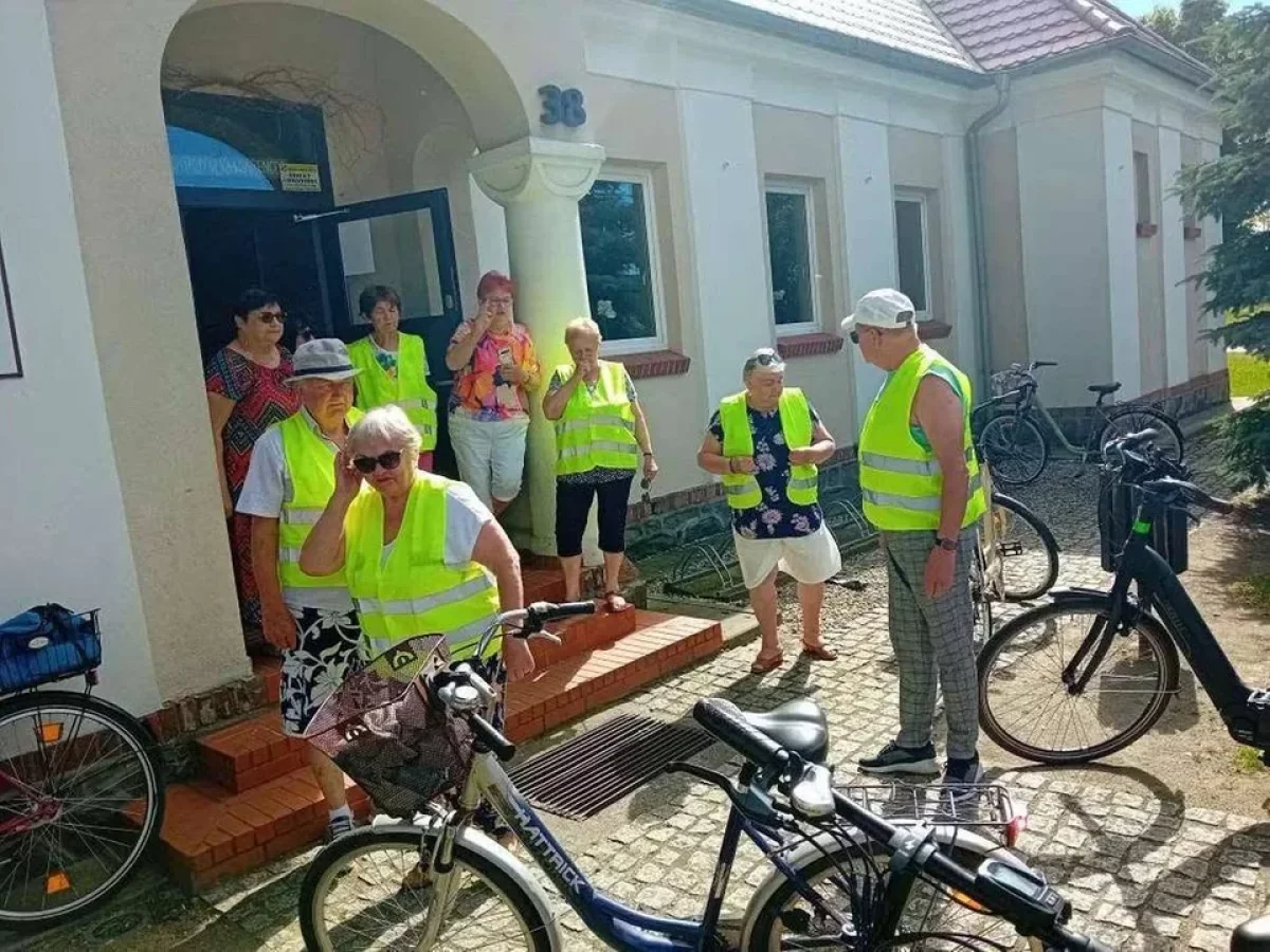 Od plażowania w Ustce do sprzątania w Wilkowyi - nasi seniorzy nie próżnują [ZDJĘCIA]