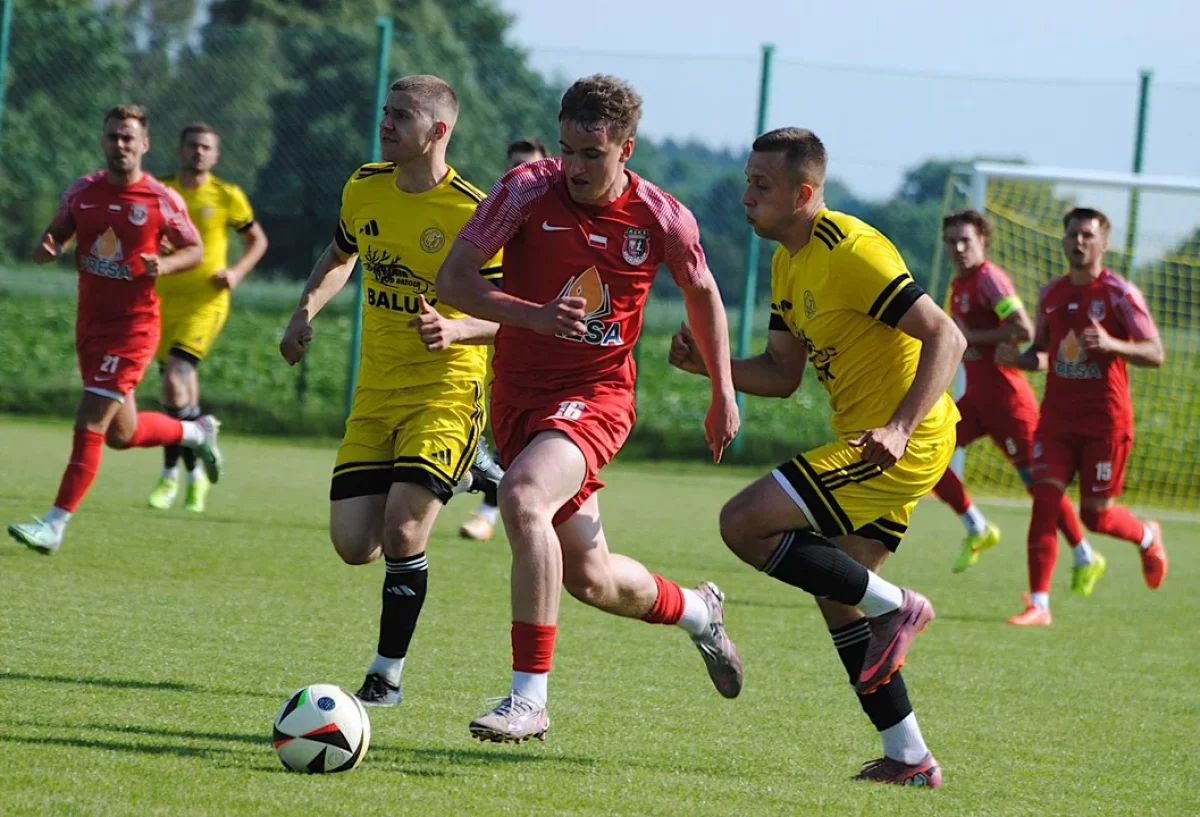 Gol w doliczonym czasie z rzutu karnego rozstrzygnął mecz w Gołuchowie [ZDJĘCIA]