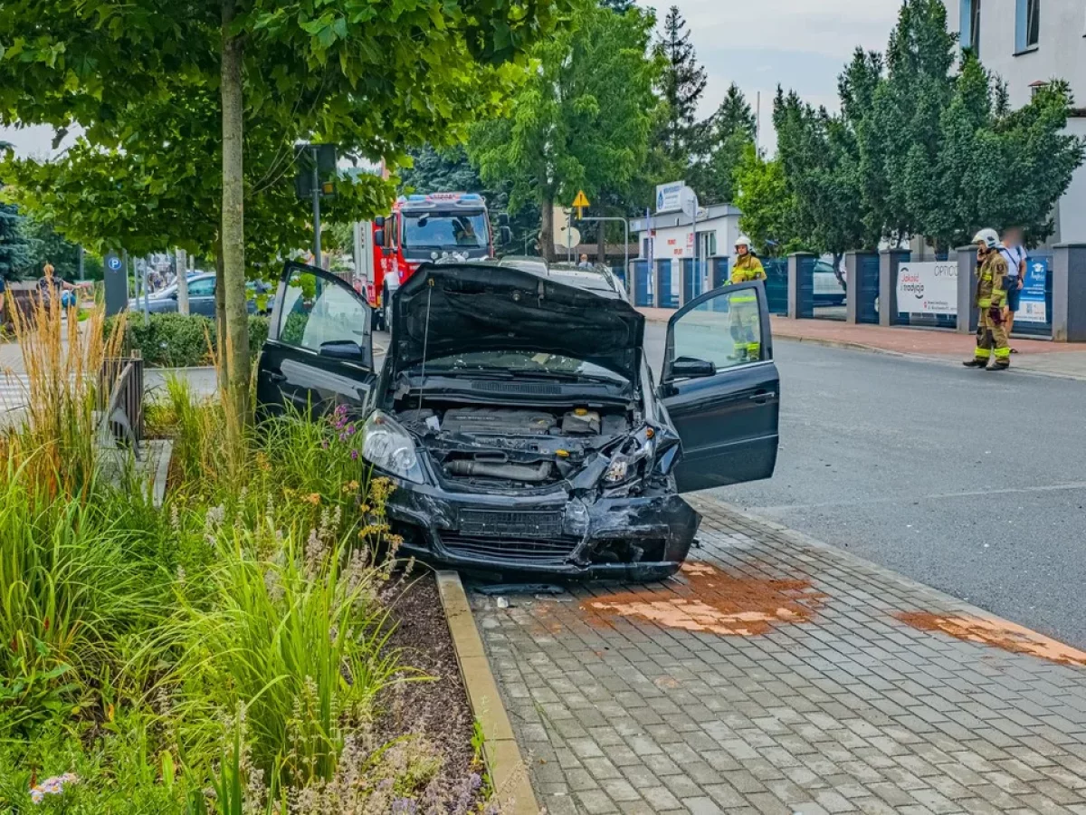 Zderzenie dwóch aut. Jedna osoba trafiła do szpitala