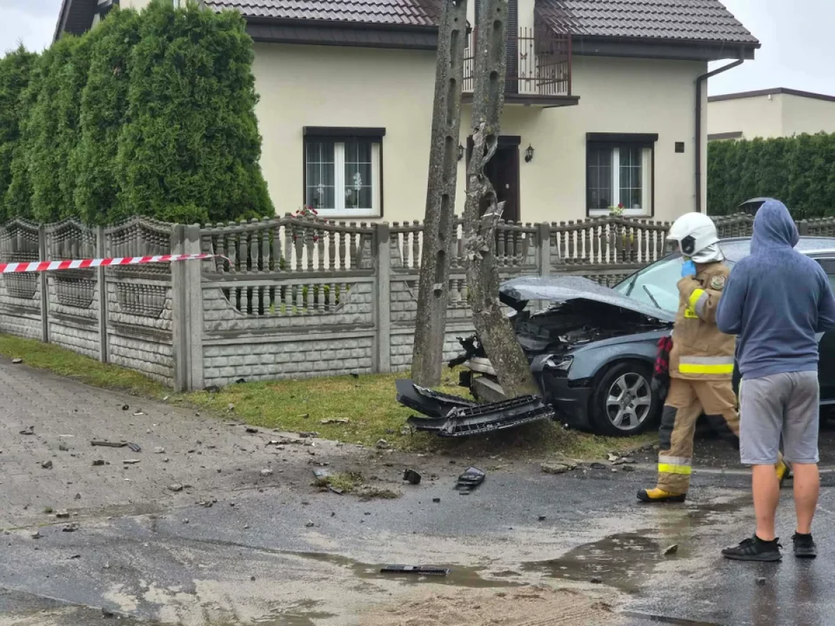 Pijany kierowca rozbił Audi na słupie energetycznym. Mieszkańcy zostali bez prądu
