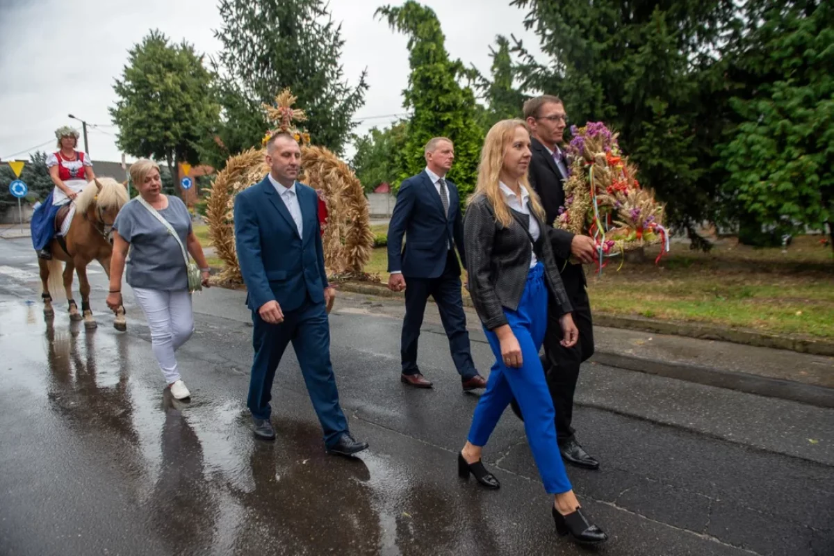 Mieszkańcy Cielczy dziękowali za zebrane plony. Dożynki zakończyła zabawa taneczna [ZDJĘCIA]