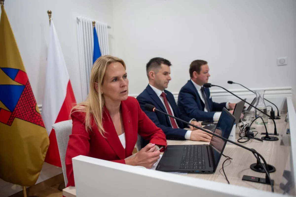Radni nie mają zaufania do burmistrza, choć finanse oceniają dobrze. Posypały się zarzuty, wspomniano o referendum