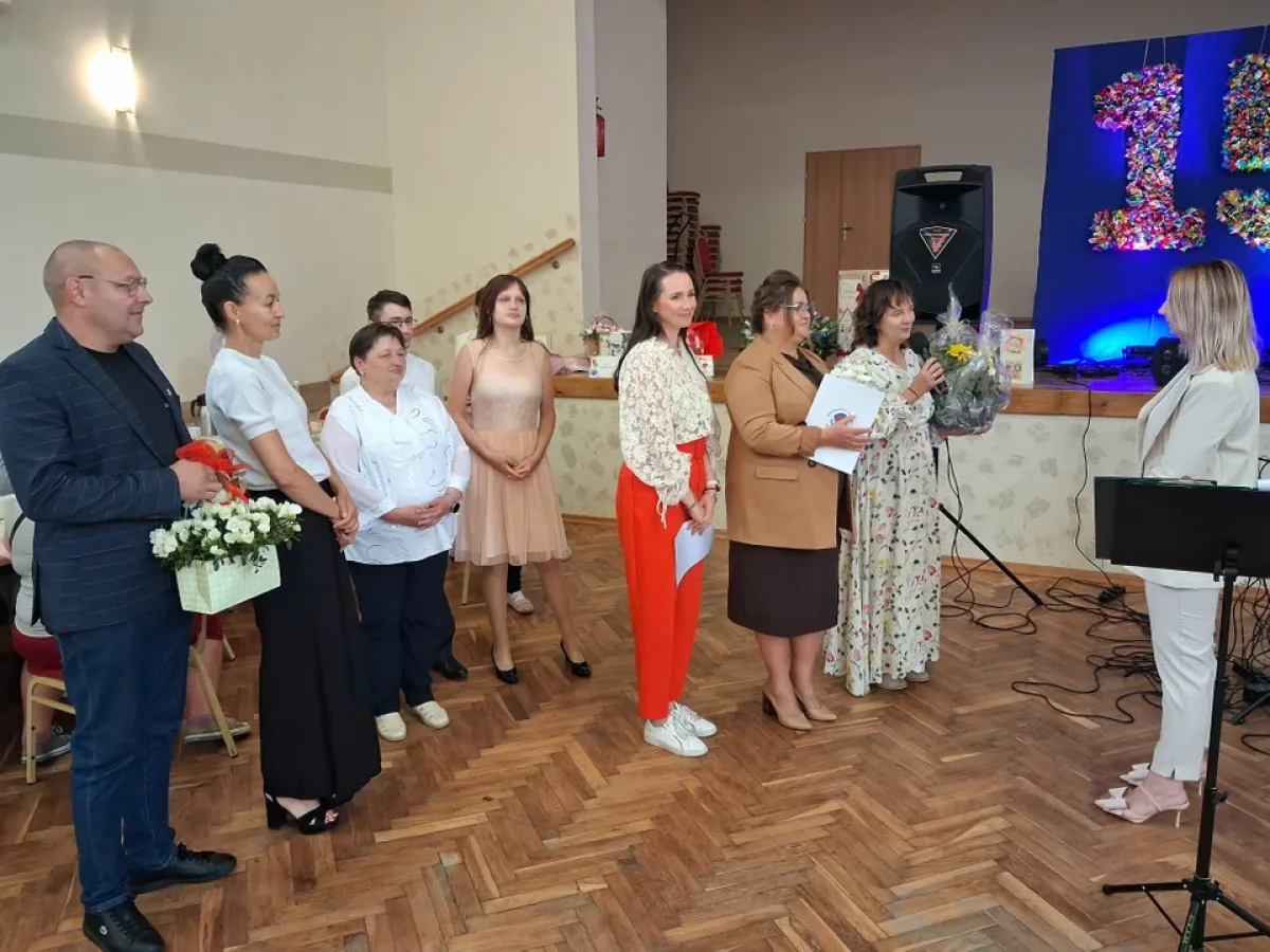 Piękny jubileusz w Fabianowie. 15 lat Środowiskowego Domu Samopomocy i wyjątkowe „Powitanie Lata” [ZDJĘCIA]