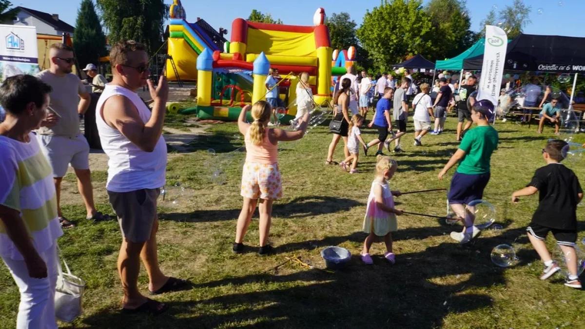 Amerykańskie auta, atrakcje dla dzieci i zabawa taneczna. Tak bawili się mieszkańcy osiedla nr 6 Pleszewie [ZDJĘCIA]